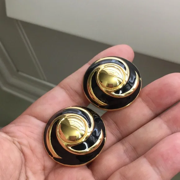 🖤St.John Vtg gold & black enamel clip earrings
